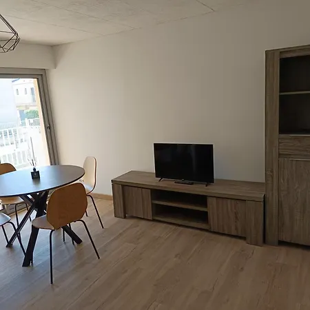 à Deux Pas De La *